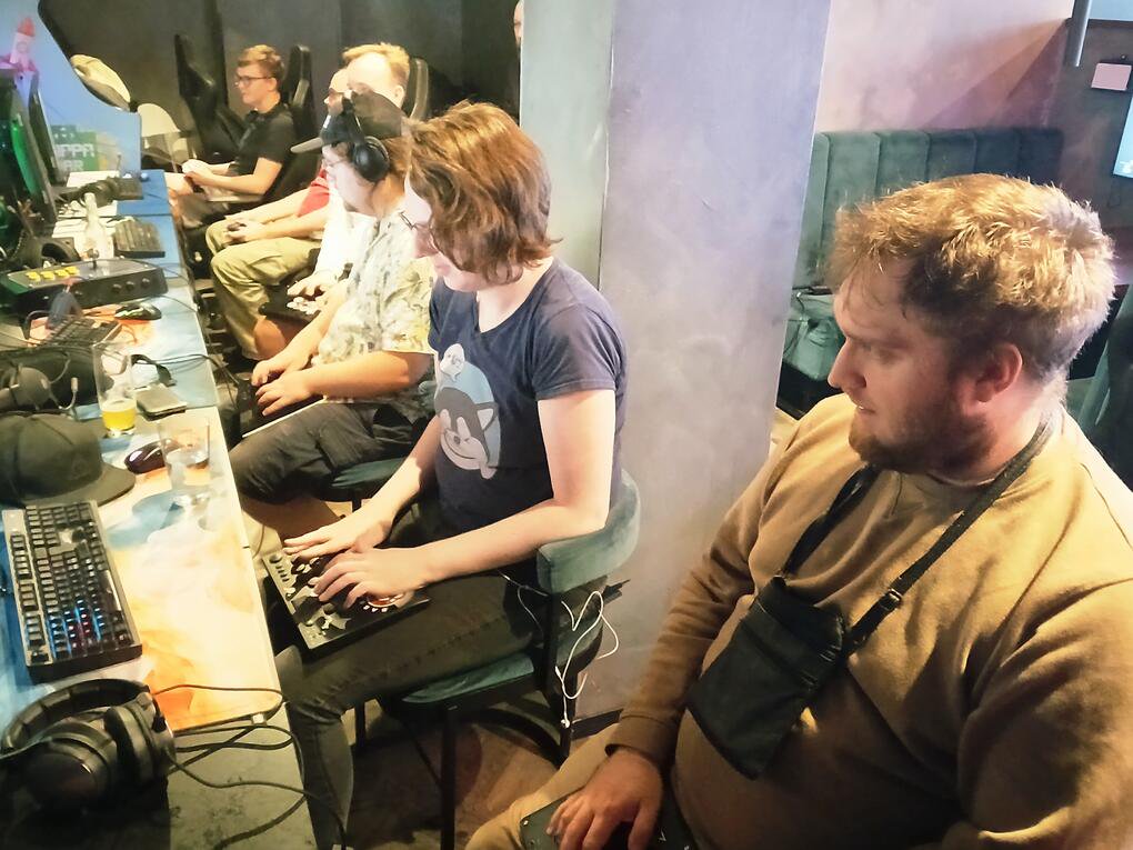 bilder på folket som spelar
